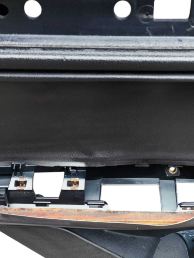 FORRO PORTA TRASEIRA ESQUERDA VW TOUAREG 2013/2018 DETALHE - Imagem 4