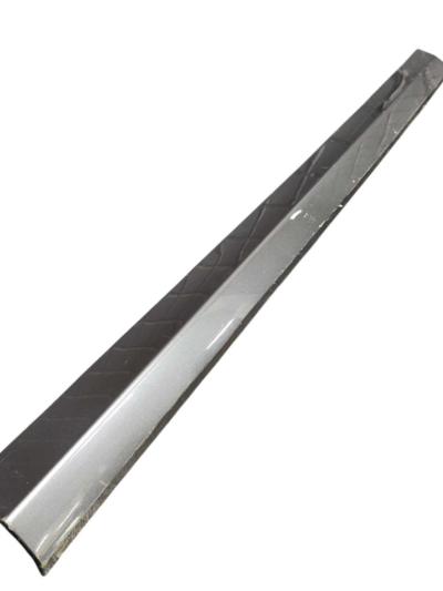 FRISO PORTA TRASEIRA ESQUERDA BMW X1 SPORT 2020/2022 Detalhe