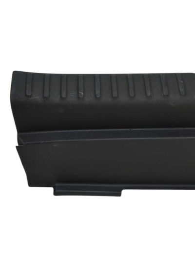 MOLDURA SOLEIRA PORTA MALAS 26226164 GM TRACKER 2020 A 2024 - Imagem 3