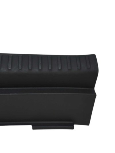 MOLDURA SOLEIRA PORTA MALAS 26226164 GM TRACKER 2020 A 2024 - Imagem 4
