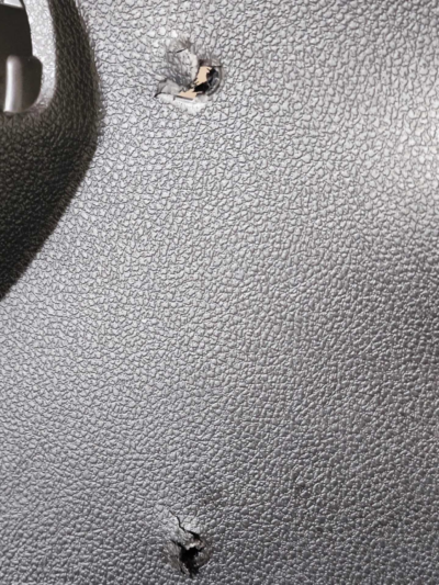 FORRO PORTA TRASEIRA ESQUERDA RENAULT KWID 2017/2020 DETALHE - Imagem 5