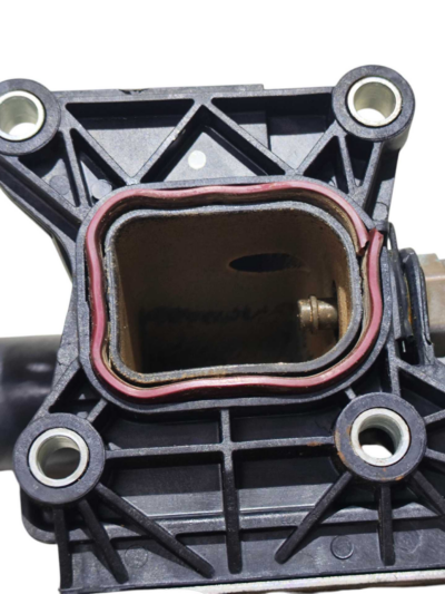 CARCAÇA VALVULA TERMOSTATICA 6G9G8K556AA FORD FOCUS 09/13 - Imagem 3