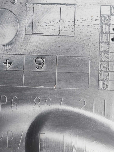 FORRO PORTA TRASEIRA ESQUERDA VW TOUAREG 2013/2018 DETALHE - Imagem 9