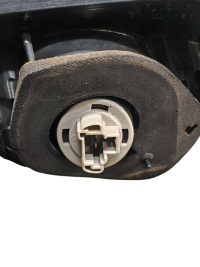 LANTERNA TAMPA TRAS ESQUERDA MITSUBISHI OUTLANDER 2008/2012 - Imagem 6