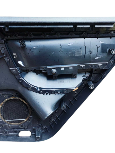 FORRO PORTA TRASEIRA ESQUERDA VW TOUAREG 2013/2018 DETALHE - Imagem 6