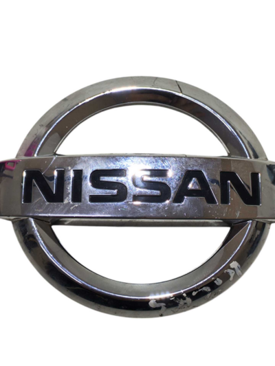 EMBLEMA TAMPA TRASEIRA NISSAN KICKS 2019 2020 2021 - Imagem 1