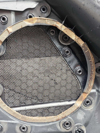 FORRO PORTA TRASEIRA ESQUERDA VW TOUAREG 2013/2018 DETALHE - Imagem 8