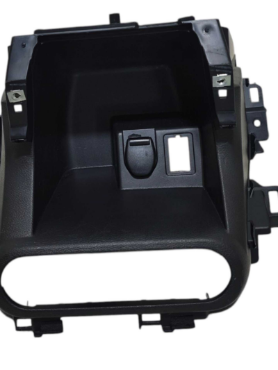 MOLDURA CONSOLE CENTRAL 689225RA0A NISSAN KICKS 2017 A 2020 - Imagem 1