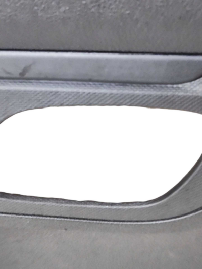 FORRO PORTA TRASEIRA ESQUERDA RENAULT KWID 2017/2020 DETALHE - Imagem 4